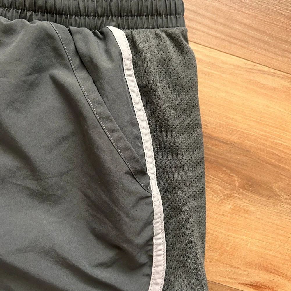 Under Armour Heat gear Womens Medium Gray Elastic Waist Lined Running Shorts‎